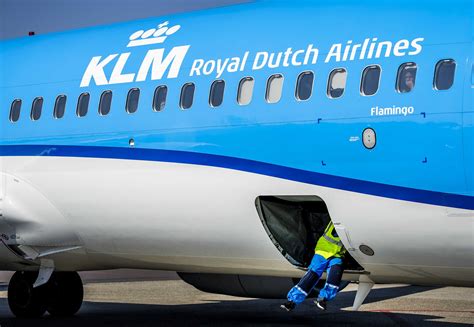 illustratie van de luchthaven Schiphol met een KLM vliegtuig