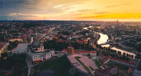 panoramisch uitzicht op de Oude Stad van Vilnius met de Gediminastoren