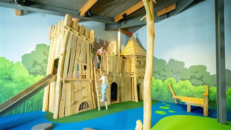 kinderen spelen in de indoorspeeltuin van Landal Ferienresort Cochem