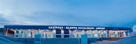 Overzichtsfoto van de compacte terminal van Gazipaşa-Alanya Airport.