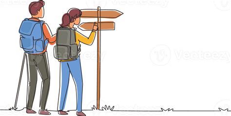 Een stel dat hand in hand over een brug in Venetië loopt