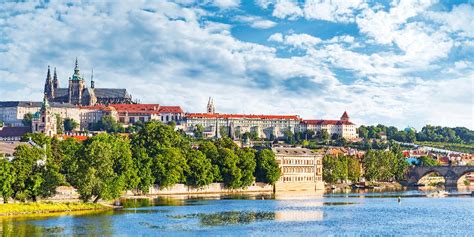 Panoramisch uitzicht op Praag met de Karelsbrug bij zonsondergang