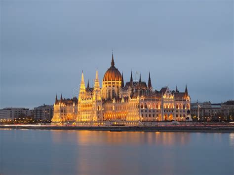 Het parlement van Boedapest aan de Donau bij nacht