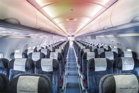 interieur van een KLM vliegtuigcabine met comfortabele stoelen