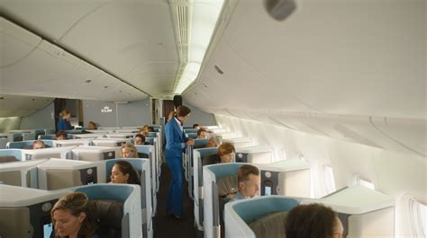 luxe cabine van een KLM vliegtuig met platte stoelen