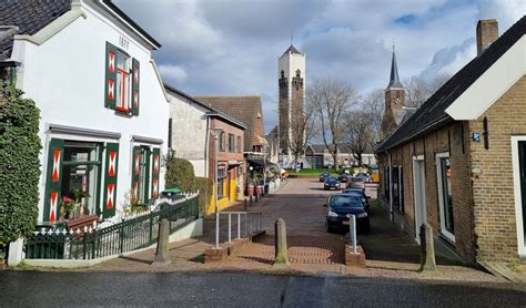 Foto van de levendige dorpskern van Ouddorp met terrasjes en winkeltjes.