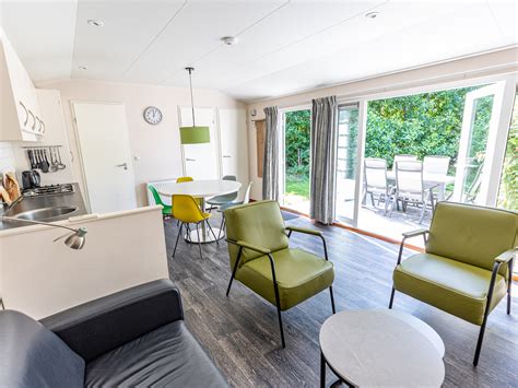 Interieurfoto van een moderne duinbungalow met comfortabele zitruimte en keuken.