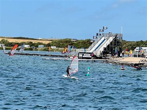 Actiefoto van mensen die windsurfen op het Grevelingenmeer bij de Brouwersdam.
