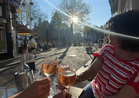 Familie genietend van de zon op een terras van een vakantiehuis in Zuid-Frankrijk.