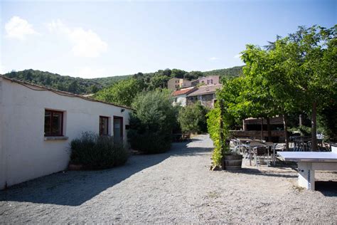 Sfeervol terras van Tamarisk Villages met uitzicht op de Zuid-Franse heuvels.