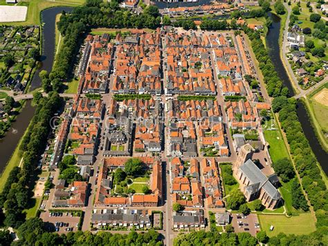 een luchtfoto van de historische vestingstad Brielle met zijn grachten en stadswallen