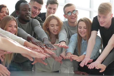 een groep mensen die deelneemt aan een outdoor activiteit