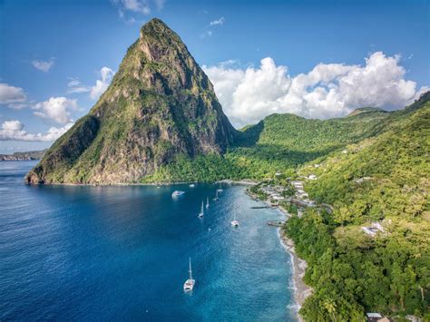 De iconische Pitons van Saint Lucia, twee vulkanische pieken die uit de Caribische Zee oprijzen.