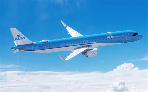 Thematische foto van een KLM-vliegtuig met de skyline van Guayaquil op de achtergrond