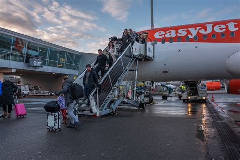 Illustratie van diverse activiteiten die passagiers kunnen ondernemen tijdens een lange overstap op een luchthaven, zoals winkelen, eten en ontspannen in een lounge.
