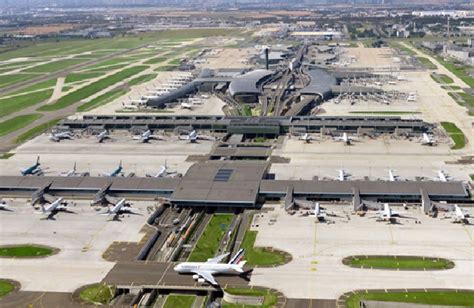 Infographic die het proces van priority access op luchthaven Charles de Gaulle uitlegt, met nadruk op realtime gegevensuitwisseling en gescande instapkaarten.