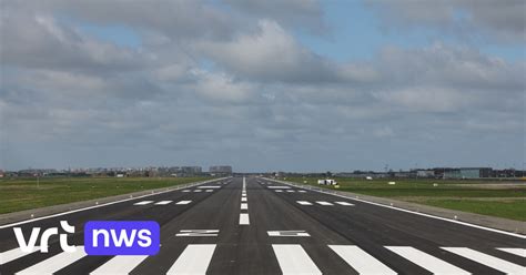 Schematische weergave van de vernieuwingen aan de start- en landingsbaan, inclusief de nieuwe Oostrolbaan en bredere shoulders