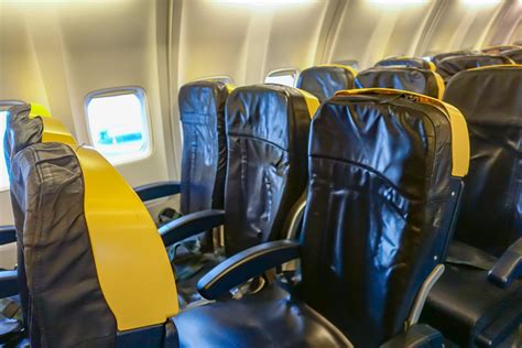 Infographic met afmetingen van stoelen en vliegtuigdeuren van Ryanair