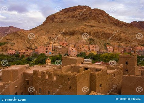 Panorama van Marokko met de Atlasbergen op de achtergrond en een traditionele stad op de voorgrond