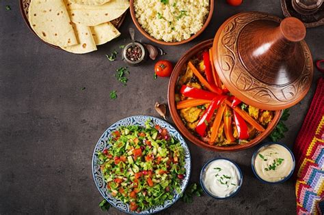 Gedekte tafel met traditionele Marokkaanse gerechten zoals tajine en couscous