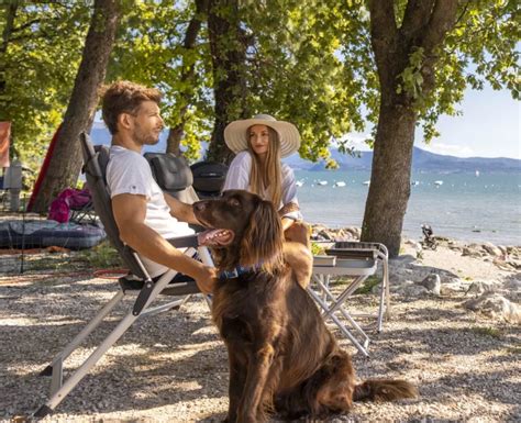 Hond geniet van de vakantie op een camping aan het Gardameer