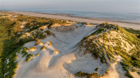 Fietsers in de duinen op een Waddeneiland