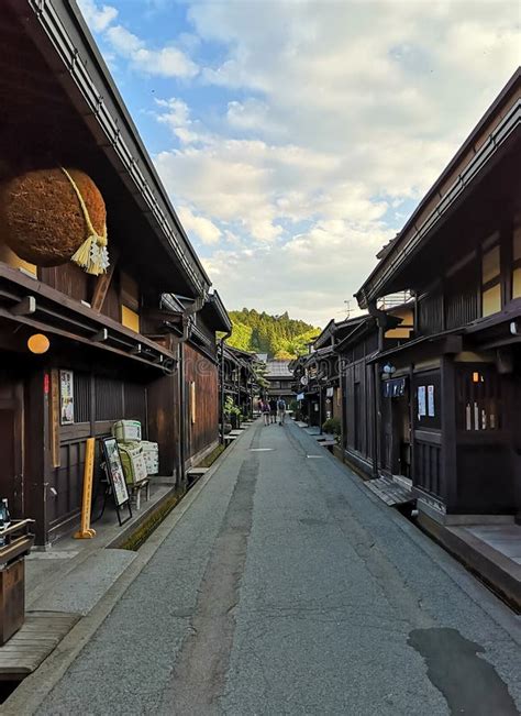 Traditionele straat in Takayama met houten huizen