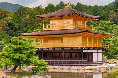 De gouden Kinkaku-ji tempel in Kyoto
