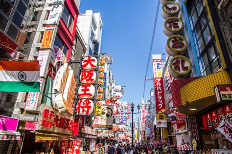 De levendige Dotonbori-straat in Osaka met neonreclames