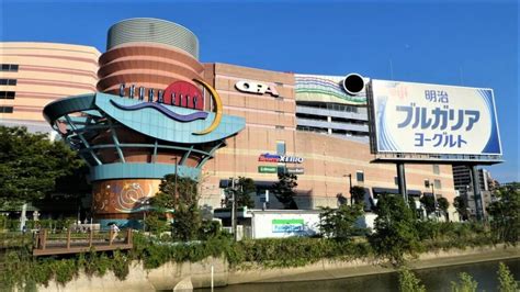 Het moderne winkelcentrum Canal City in Fukuoka