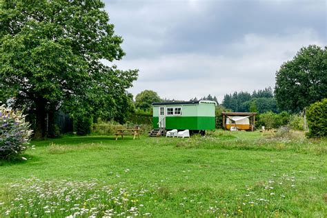 Collage van verschillende unieke accommodaties in Groningen: pipowagen, yurt, glamping tent.