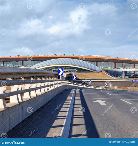 Architectonisch ontwerp van de luchthaventerminal van Sevilla met verwijzingen naar de Moorse en Andalusische architectuur