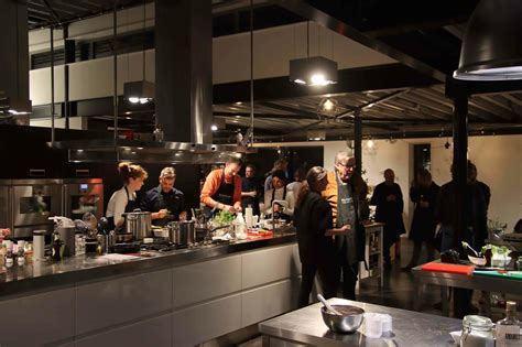 Illustratie van diverse groepsuitjes, zoals een escape room, kookworkshop en outdoor activiteit.