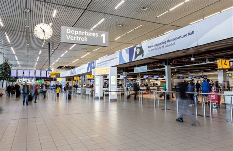 Illustratie van de vertrekhal van Schiphol met passagiers die wachten