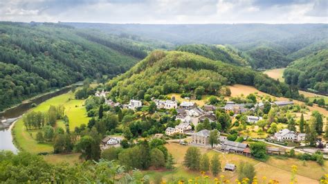 Panoramafoto van de Belgische Ardennen, met glooiende heuvels en dichte bossen.