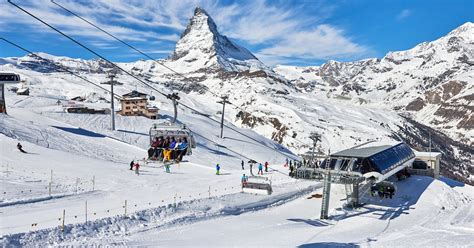 Een sfeervol chalet in de Alpen, bedekt met een laag verse sneeuw, met rook uit de schoorsteen.