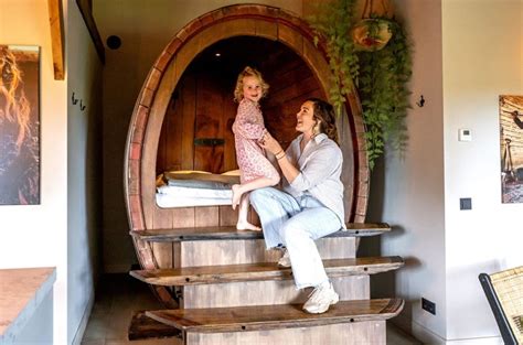 Interieur van de Wijnlodge met het wijnvat als bed