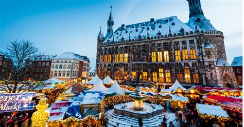Sfeervolle kerstmarkt in Münster met verlichte gebouwen