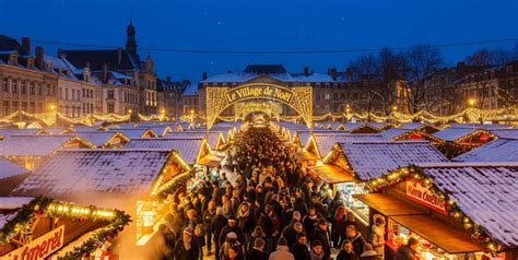 Breedbeeld foto van de drukke kerstmarkt in Luik met veel kraampjes