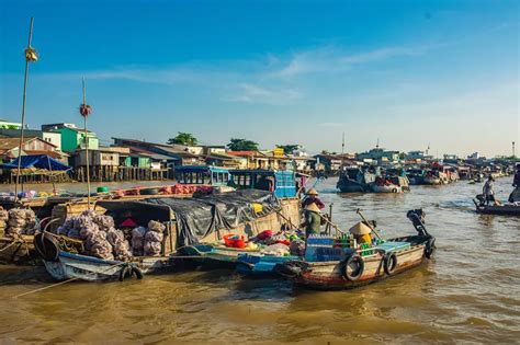 Levendige watermarkt in de Mekong Delta