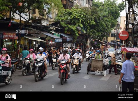 Drukke straat in Hanoi met veel scooters