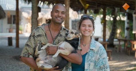 Smokey, de hond van Estée en Taïf, geniet van het tropische leven