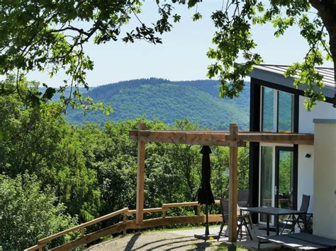 Luxe villa met privé sauna in Landal Mont Royal met uitzicht op de Moezelvallei.