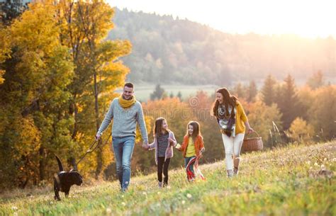 Foto van een gezin met kinderen en een hond die samen genieten in een ruime vakantieboerderij.