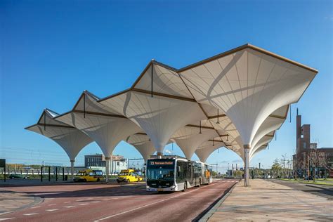 visualisatie van de hergebruikte vliegtuighangar als overkapping van het busstation Schiphol-Noord
