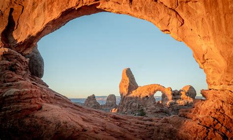 Schema van vluchtopties van Amsterdam naar Las Vegas met verschillende maatschappijen en reisduren.