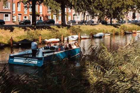 Groep mensen genietend van een boottocht op de singels van Breda