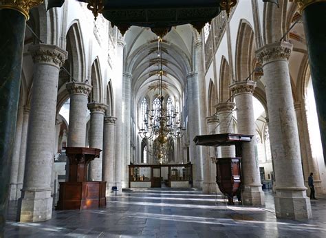 Interieur van de Grote Kerk Breda met zicht op de graftombes