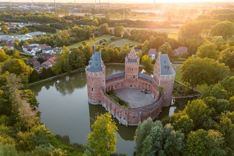 Het Kasteel van Breda, omringd door groen