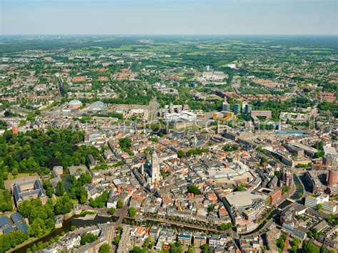 Luchtfoto van het centrum van Breda met de Grote Kerk